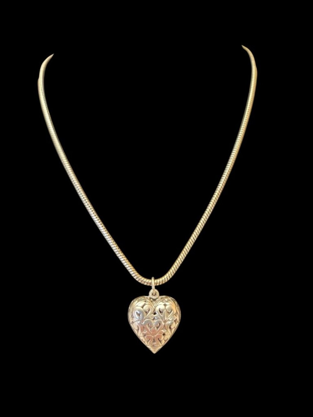 Silver Tone Scrollwork Heart Pendant Necklace With Snake Chain‎ Romantic Design